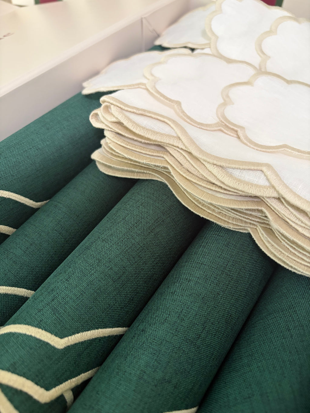 Mesa de Navidad puesta con individuales Livia verde oscuro y servilletas de lino festoneadas arena | Ars Mensae