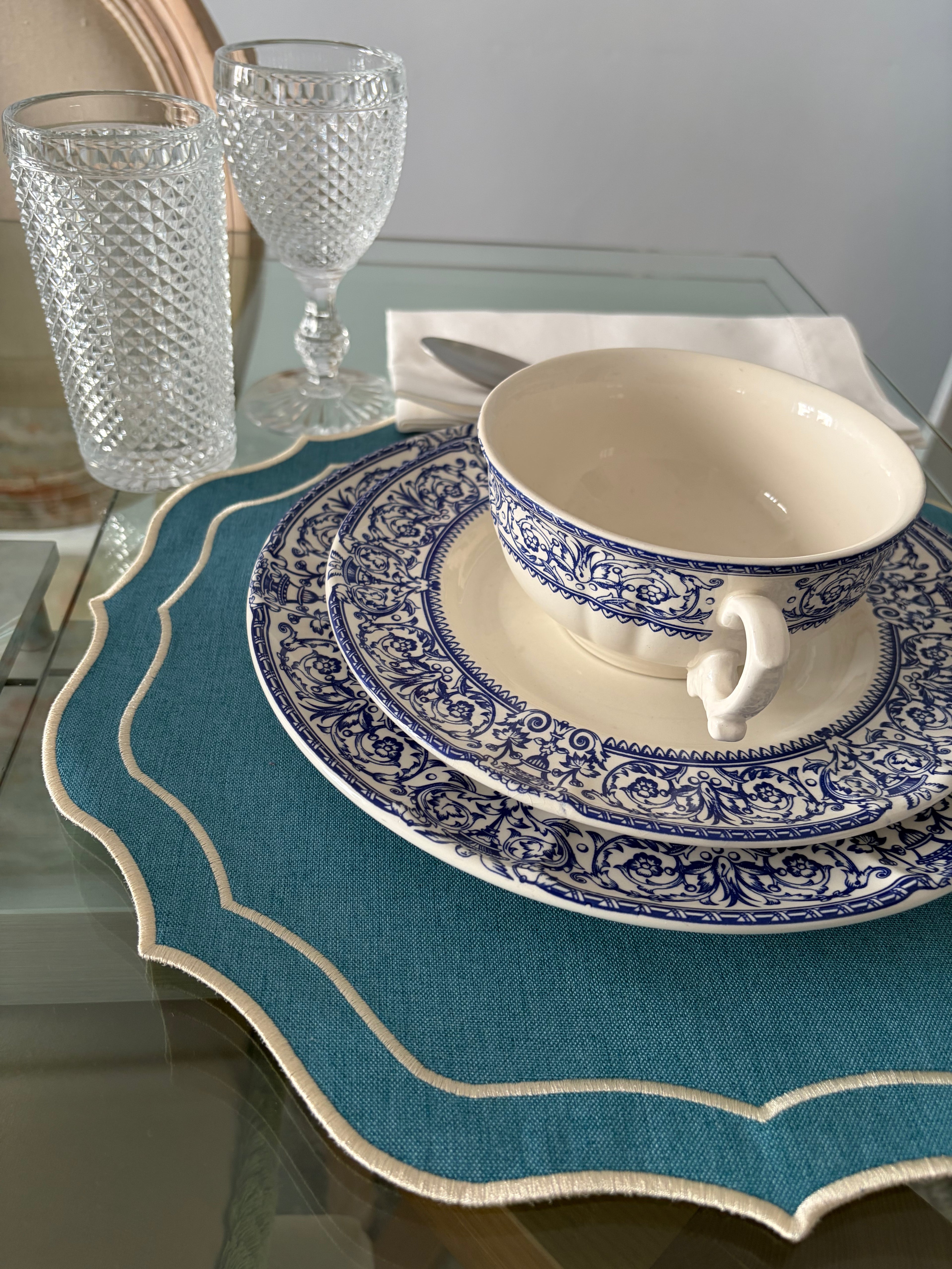 Individual Livia azul – mesa puesta con vajilla estilo escandinavo