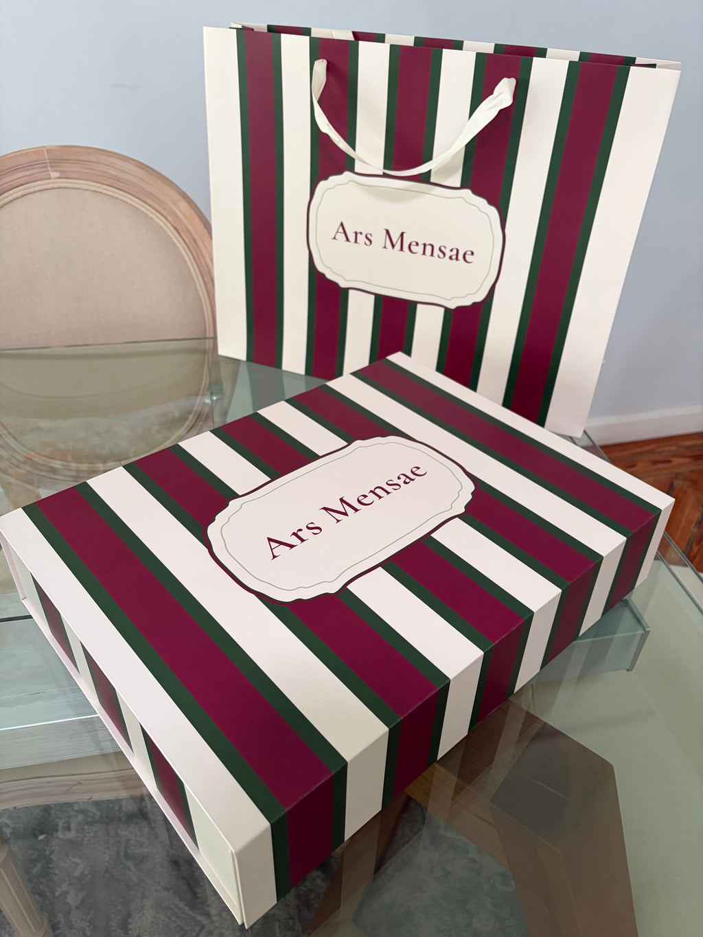 Caja regalo Ars Mensae rayas burdeos y verde con lazo marfil – pack Navidad mesa para 6