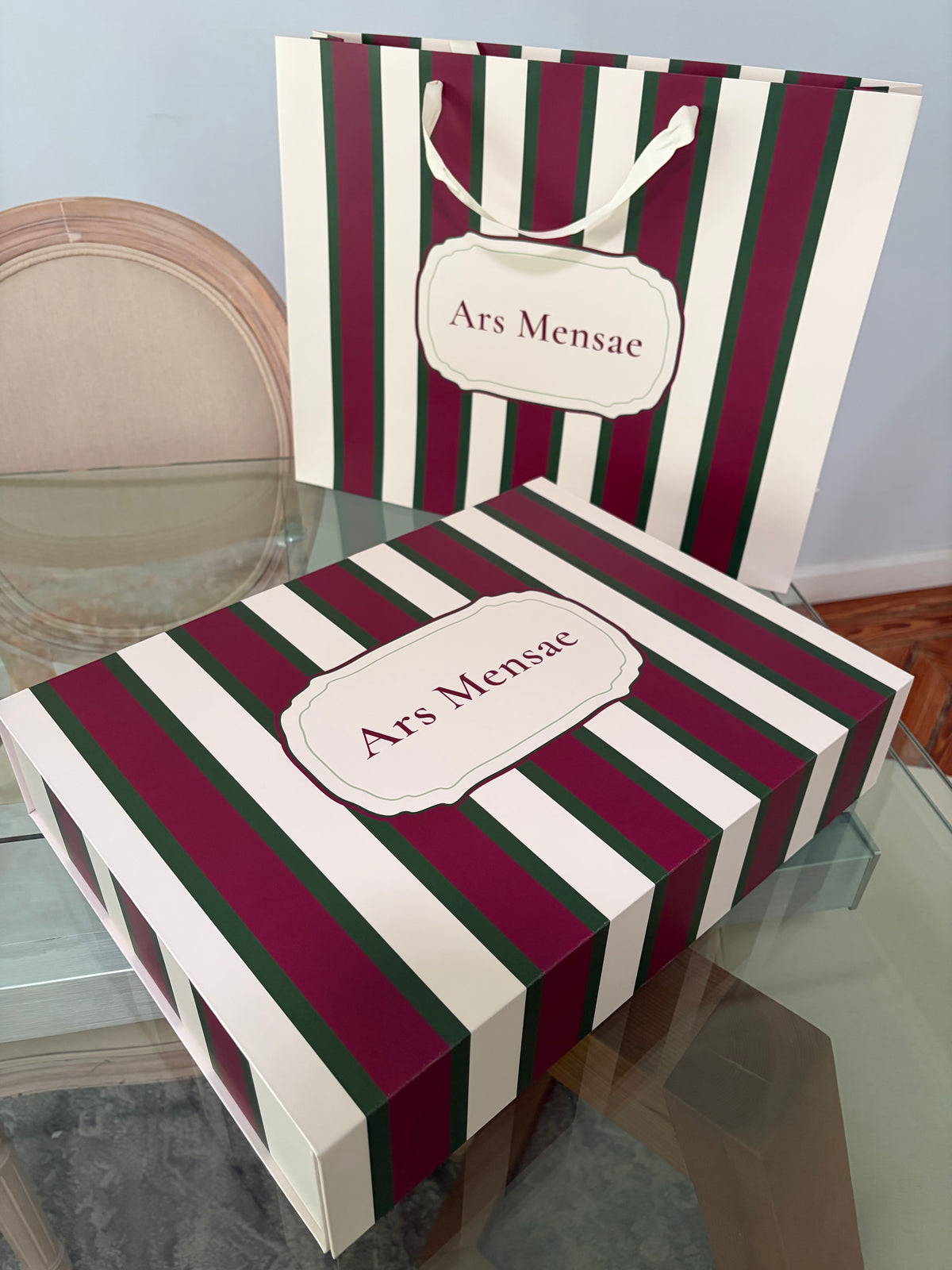Caja regalo Ars Mensae rayas burdeos y verde con lazo marfil – pack Navidad mesa para 6