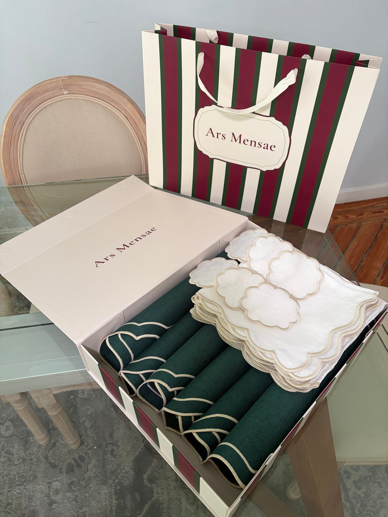 Pack regalo mesa para 6 · individuales Livia verde oscuro, servilletas y posavasos de lino festoneados | Ars Mensae
