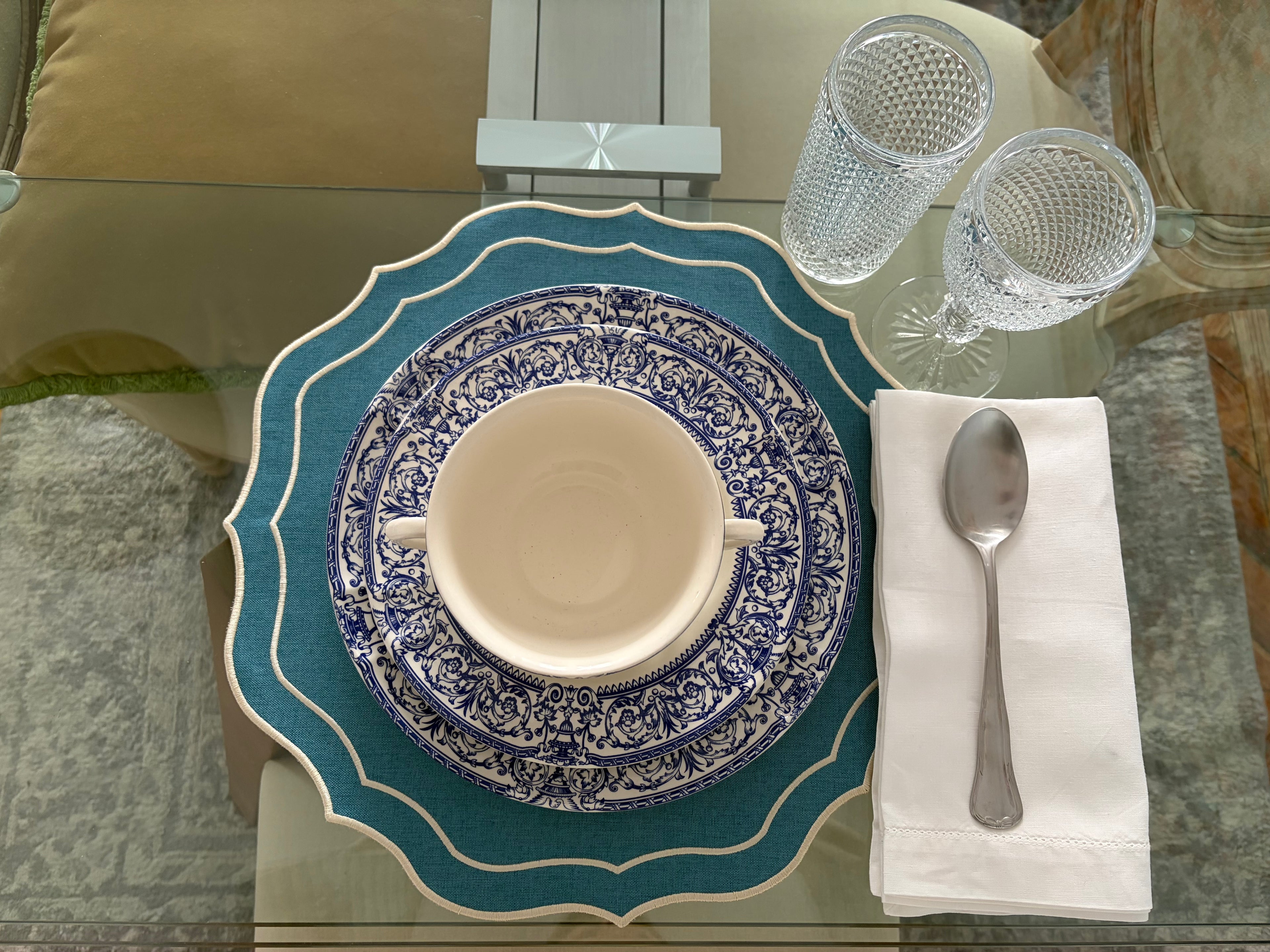 Individual Livia azul – detalle borde festoneado clásico