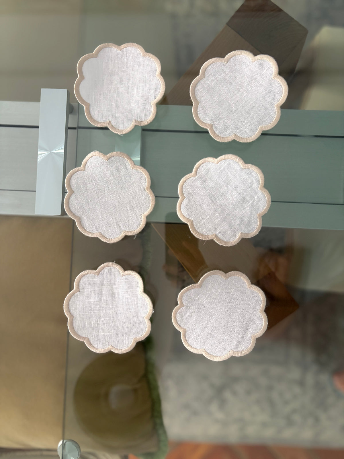 Six flower-shaped white linen coasters with a sand embroidered scallop, Ars Mensae