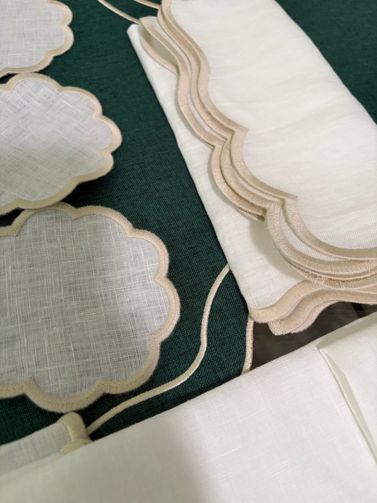 Detalle mantel individual Livia verde oscuro – contorno festoneado redondo efecto lino