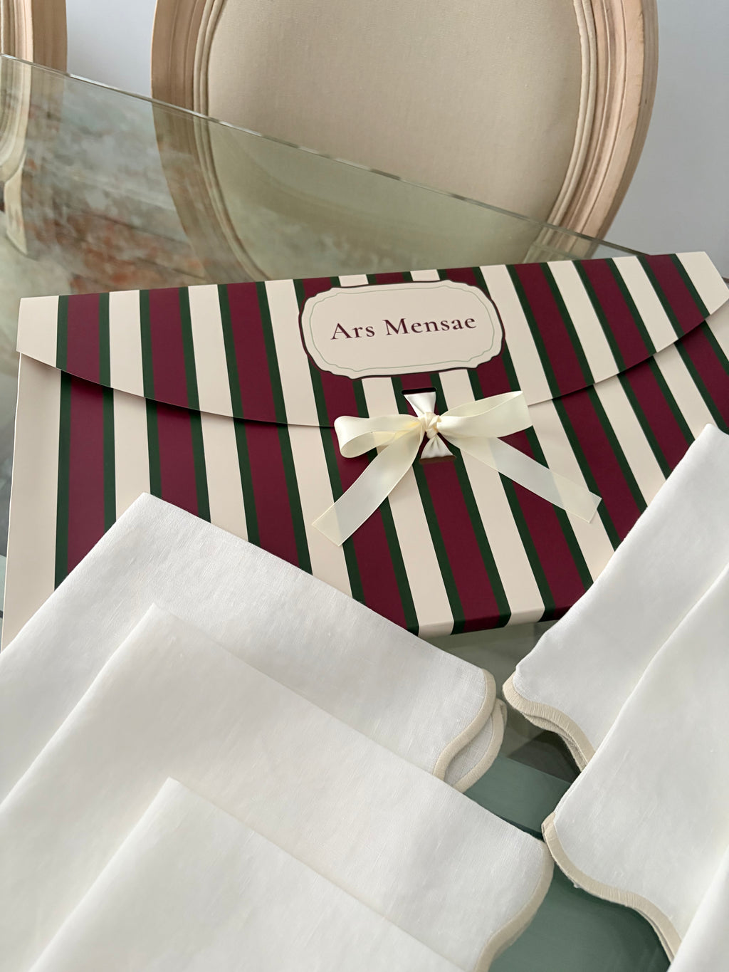 Scalloped linen napkins to gift · set of 6 with sand embroidery | Ars Mensae