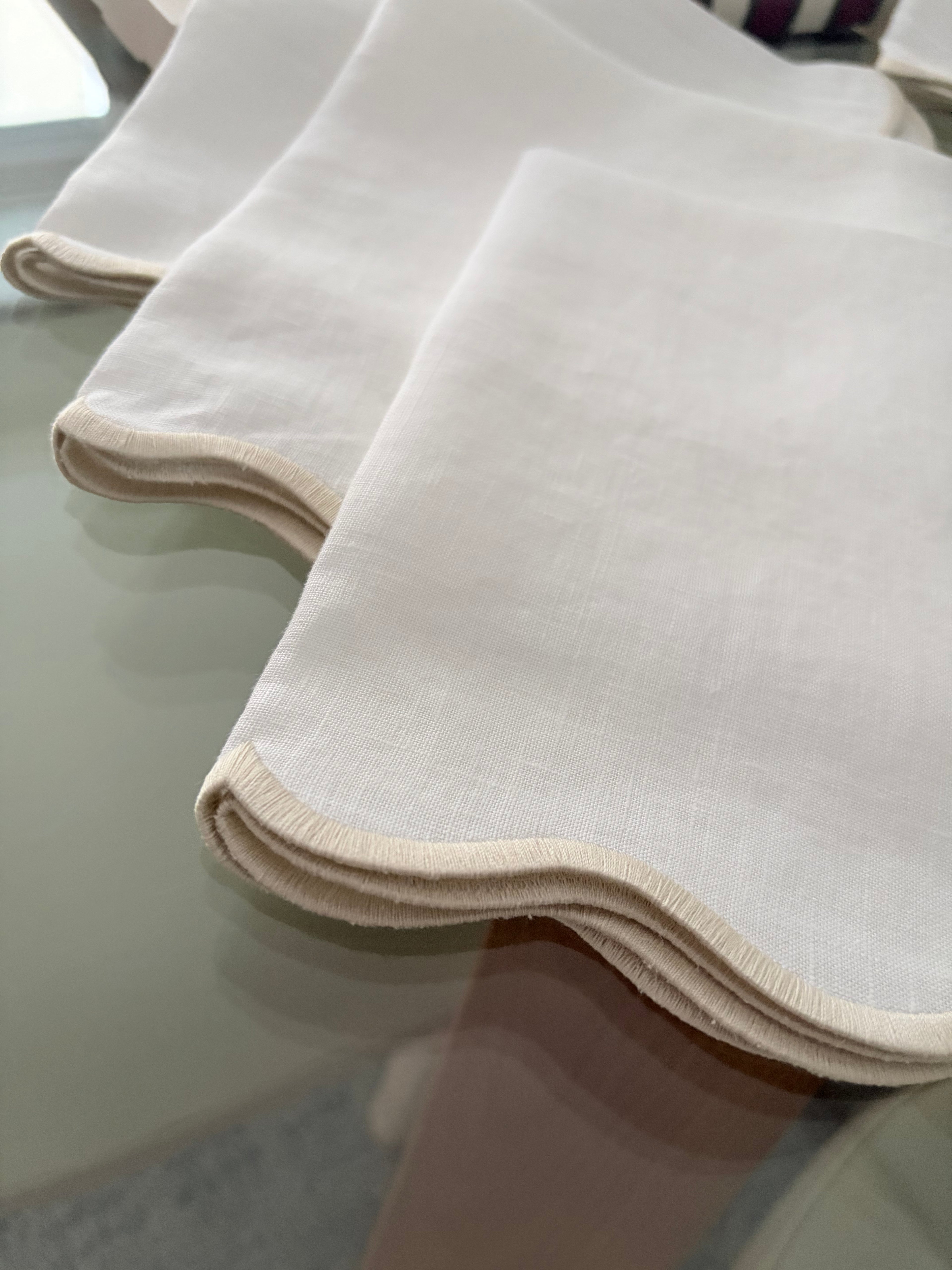 Six 100% linen napkins with sand scalloped edge for an elegant table | Ars Mensae