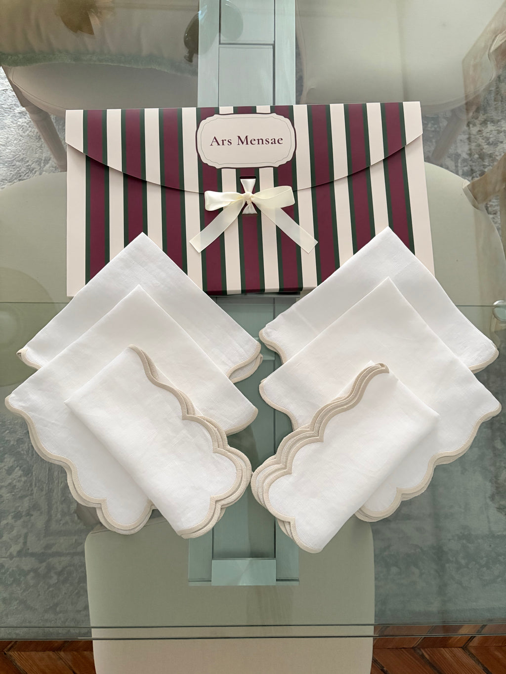 Gift set of 6 scalloped 100% linen napkins with sand embroidery and striped Ars Mensae box