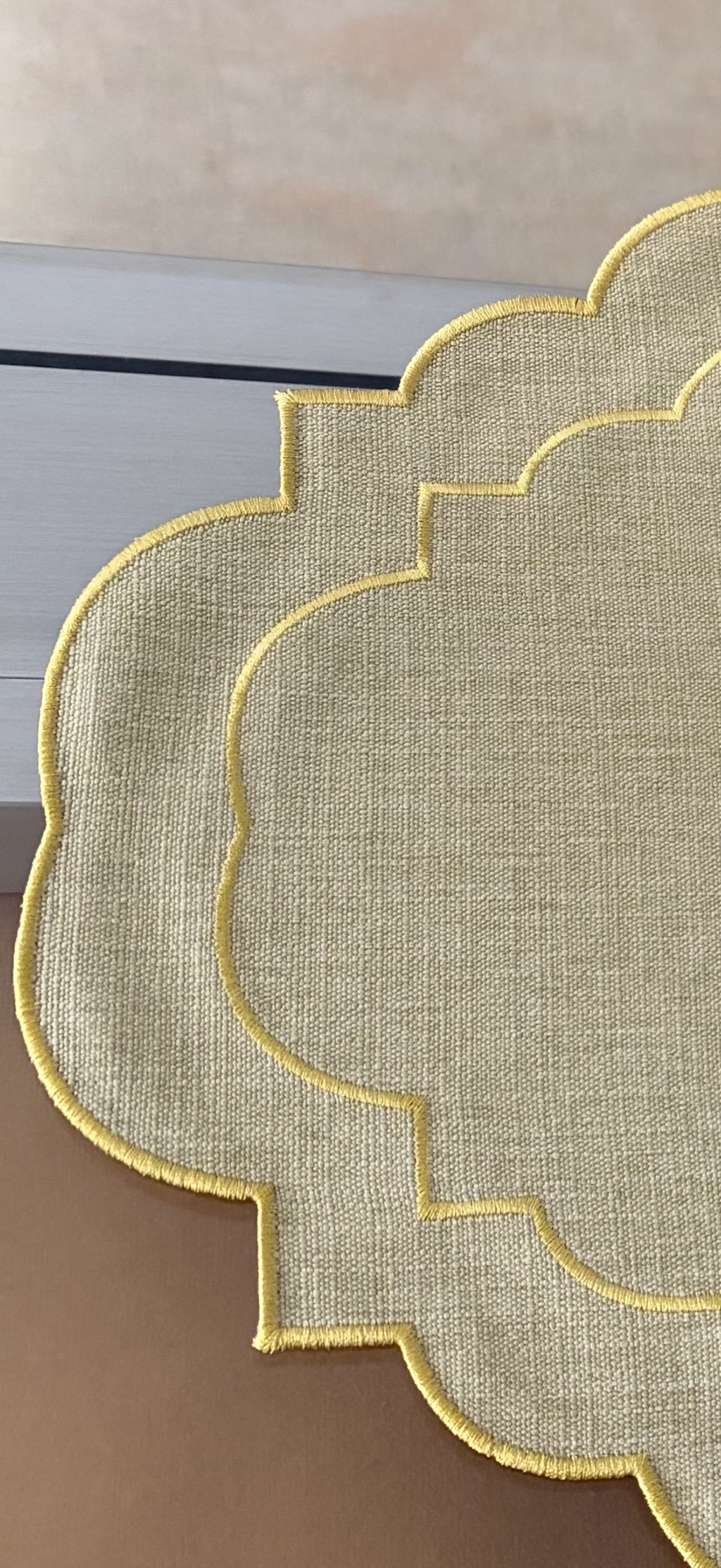 Individual Claudia detalle mesa – mantel ondulado ribete verde primavera