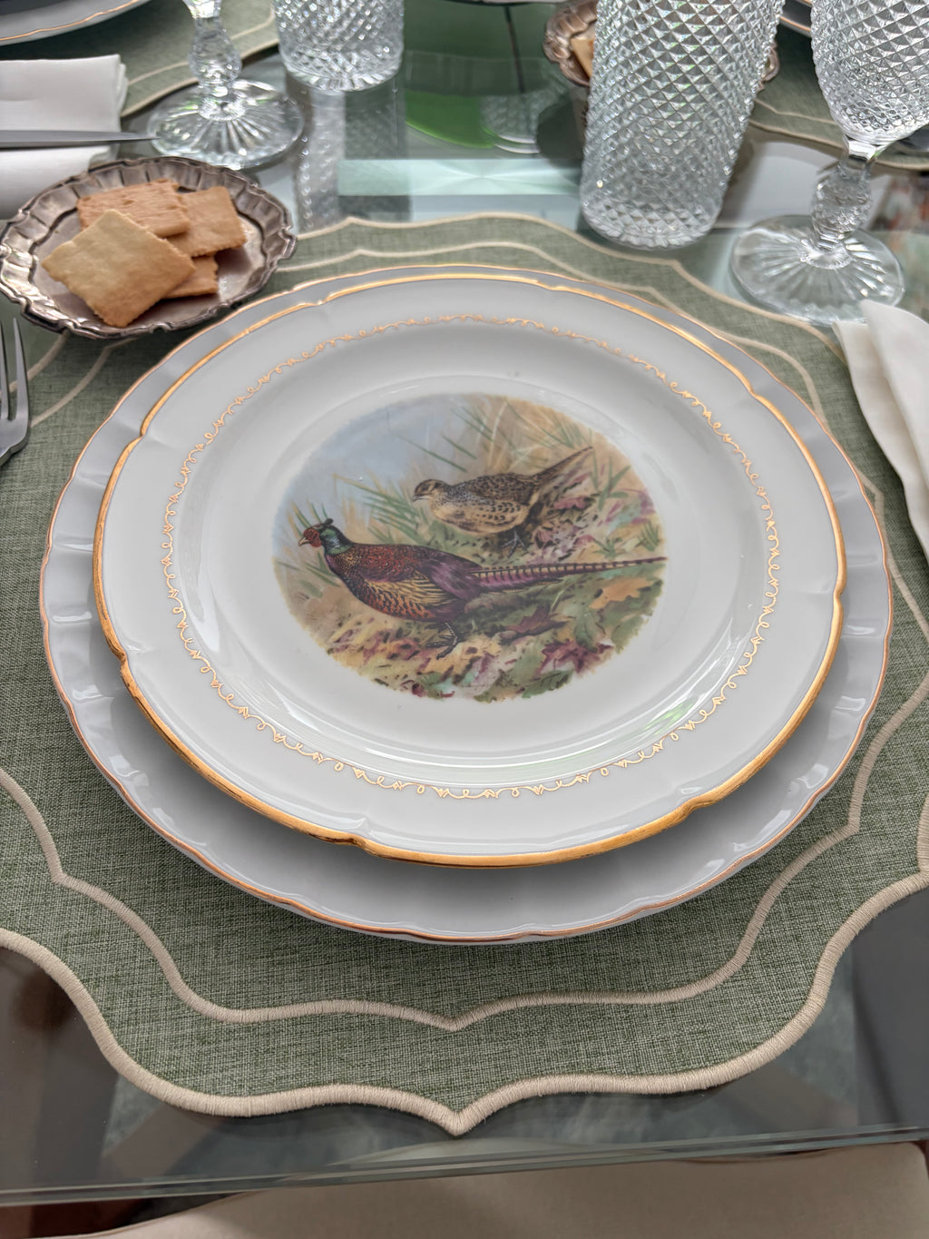 Individual Livia verde seco en mesa de comedor – ambiente cálido