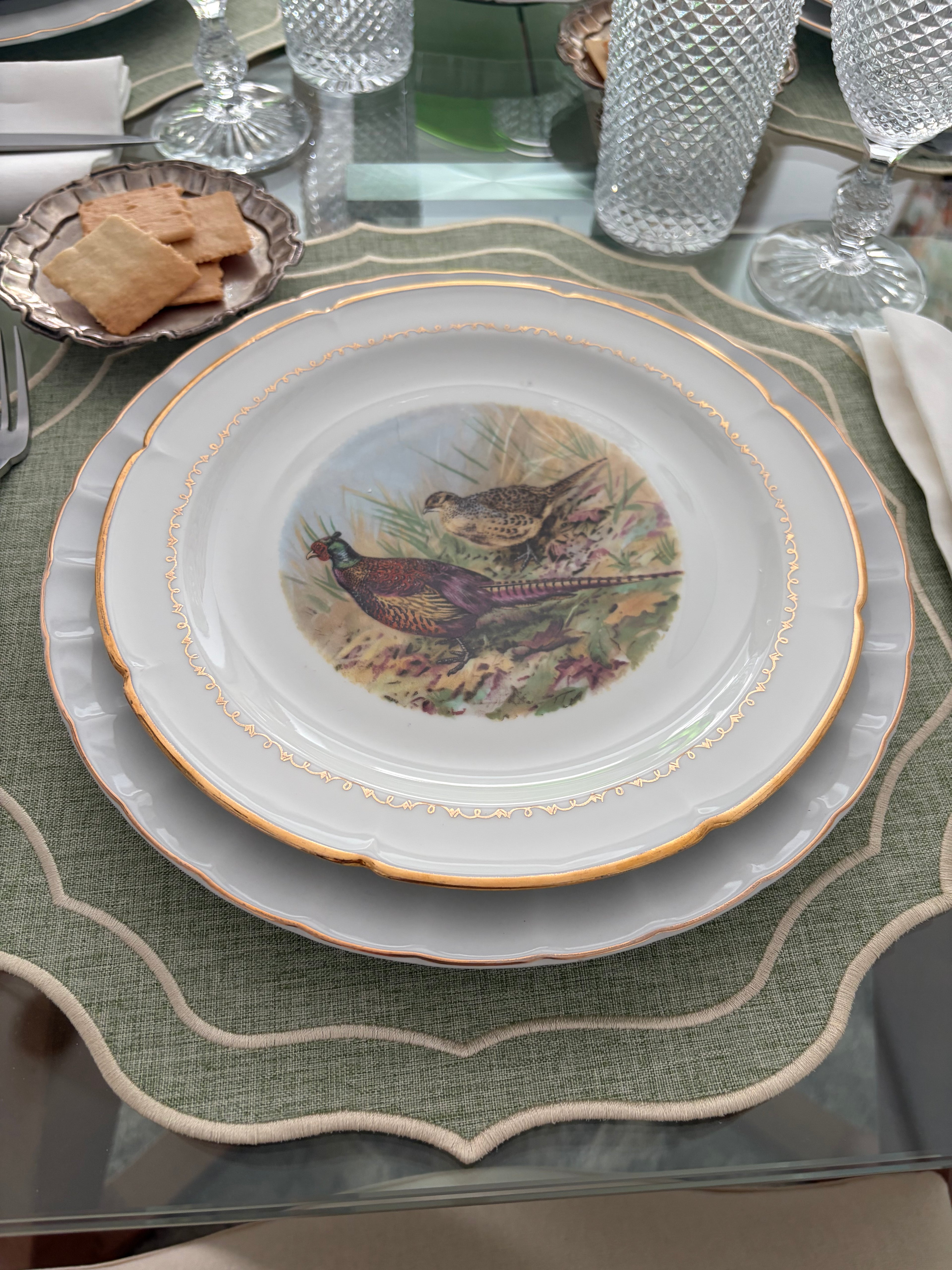 Individual Livia verde seco en mesa de comedor – ambiente cálido