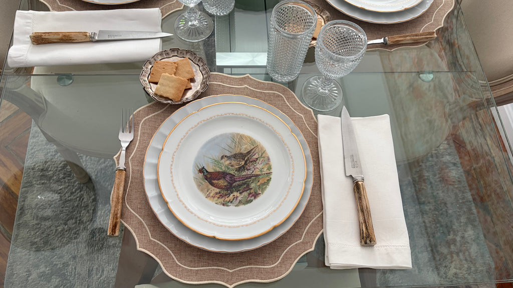 Individual Livia arena – mesa puesta con vajilla para cena con amigos