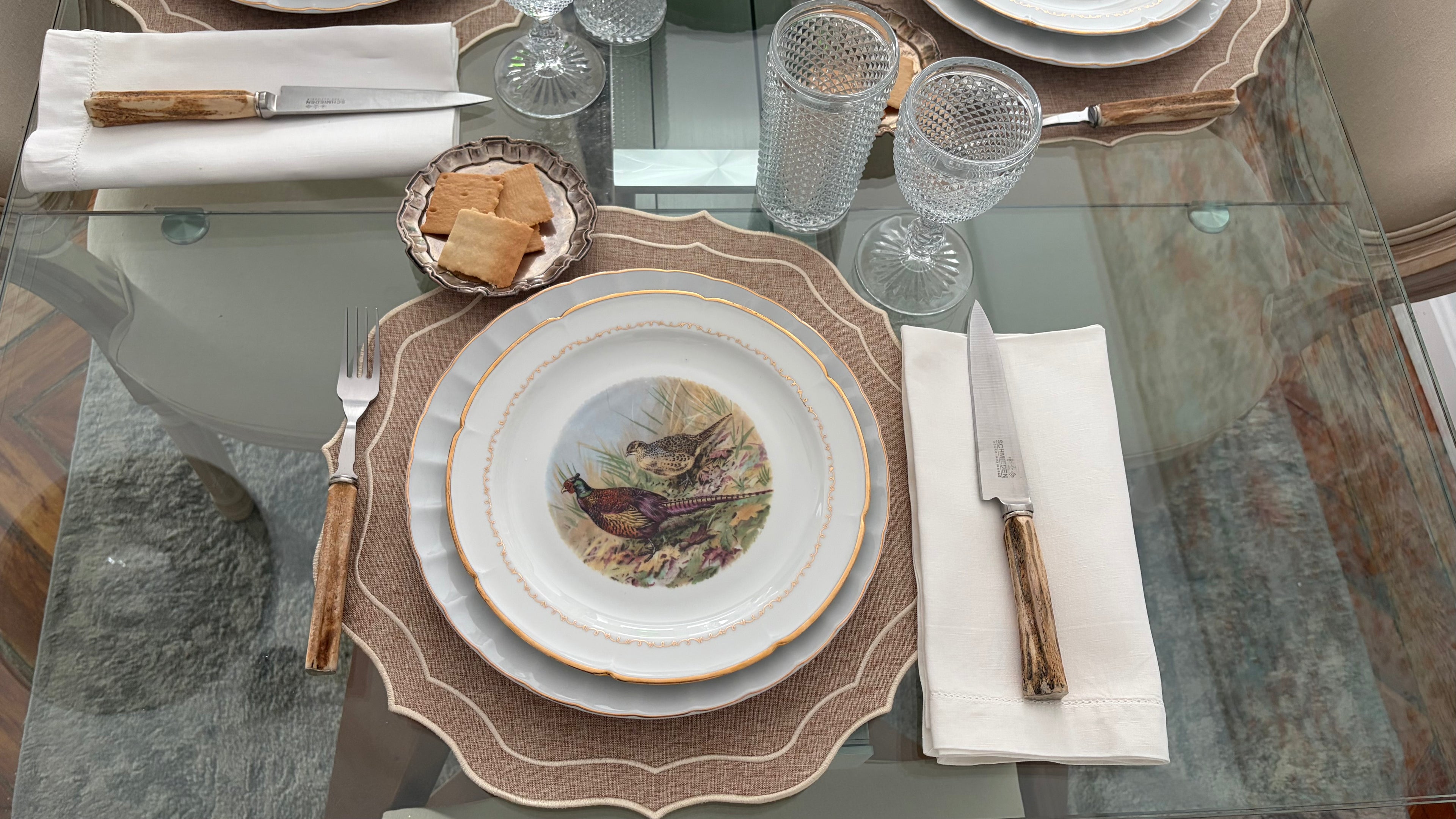 Individual Livia arena – mesa puesta con vajilla para cena con amigos